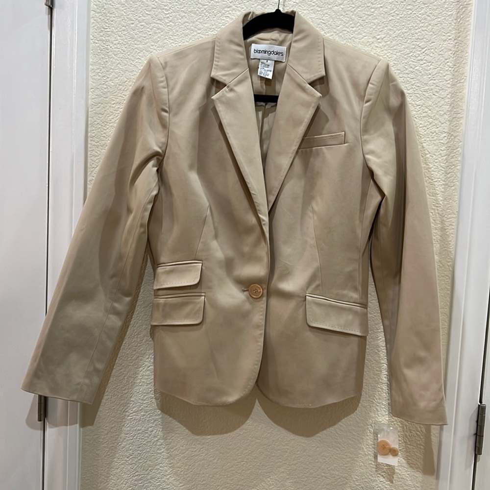 NWT. Bloomingdale’s Cream Cotton Blend Blazer
